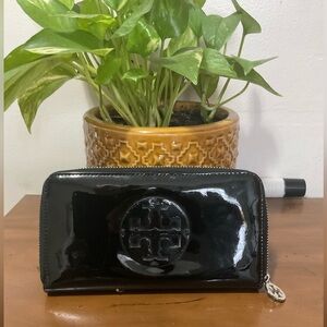 Tory Burch Black Patent Leather Zip Continental Wallet Logo. In Very Good Cond.